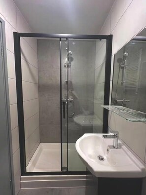 Shower, hair dryer - Golders Green A Cozy London Apartmen (London)