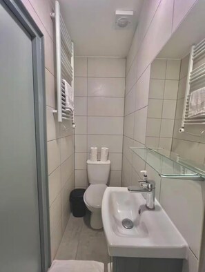 Shower, hair dryer - Golders Green A Cozy London Apartmen (London)