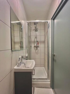 Shower, hair dryer - Golders Green A Cozy London Apartmen (London)