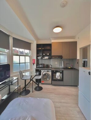 Fridge, microwave, oven, toaster - Golders Green A Cozy London Apartmen (London)