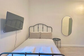 1 bedroom, iron/ironing board, free WiFi, bed sheets - Golders Green Cozy City Studio in London (London)