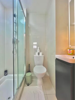 Shower, hair dryer - Golders Green Cosy London Apartment (London)