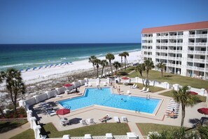 Ein Hotel mit Pool, Strand und Meerblick.