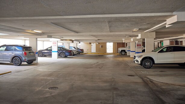 Eine mehrstöckige Parkgarage mit mehreren parkenden Autos.