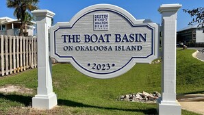 Μια πινακίδα που υποδεικνύει την περιοχή «The Boat Basin» στο νησί Οκαλούσα, στην περ ιοχή Ντεστίν, στην παραλία Γουόλτον, στη Φλόριντα, 2023.