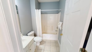 Un bagno piccolo con il water, lavabo e doccia.