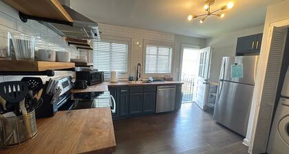 Group-ready West End Duplex - Save Big Midweek