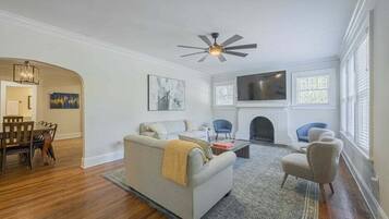 House (5 Bedrooms) | Interior