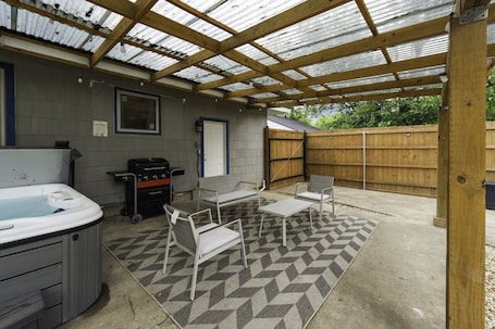 Interior. Rare Exclusive Retreat Private Hot Tub King Bed