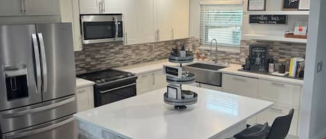 Réfrigérateur, micro-ondes, four, plaque de cuisson