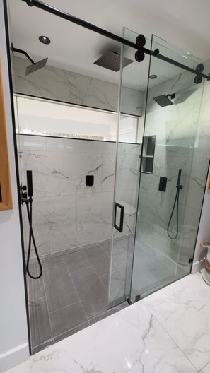Regadera, secadora de cabello, bidet, toallas 