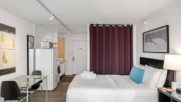 1 bilik tidur, meja, seterika/papan seterika, cadar katil