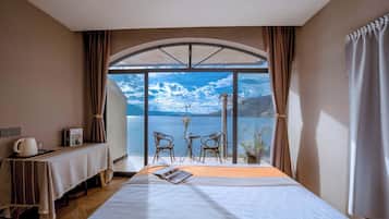 Signature tweepersoonskamer | Een bureau, verduisterende gordijnen, geluiddichte muren, gratis wifi