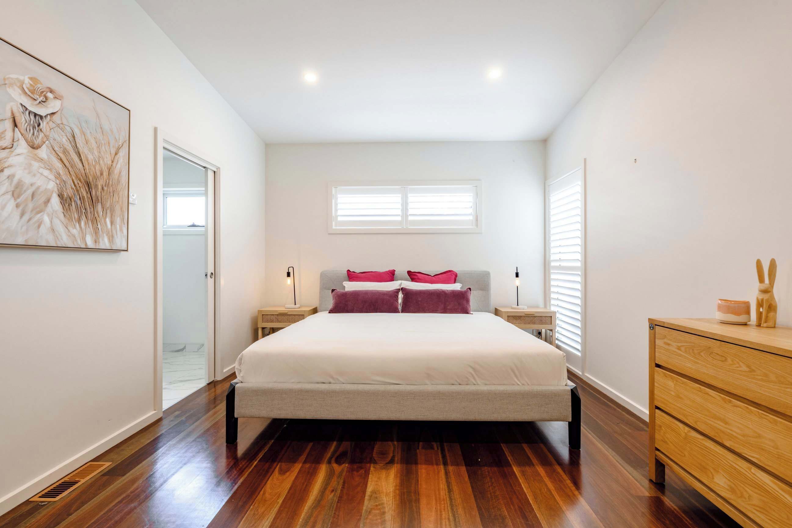 Silitysrauta/-lauta, Wi-Fi, vuodevaatteet