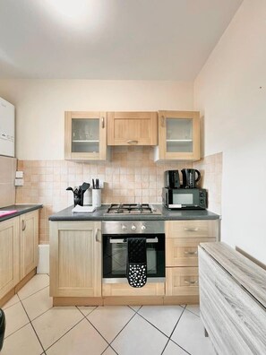 Fridge, microwave, oven, stovetop - Cozy 1-bedroom Flat in the London Bridge Area (London)