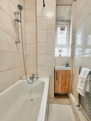 Shower, hair dryer, towels - Cozy 1-bedroom Flat in the London Bridge Area (London)