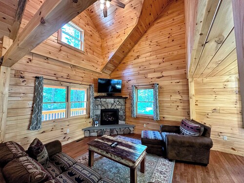 80pvr Log Home 20min to Bretton Woods! AC, Hot Tub, Wifi, Cable, Fireplace, Fire pit