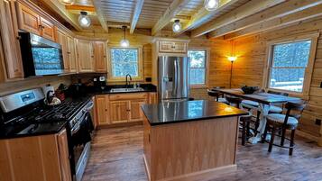 House (4 Bedrooms) | Interior