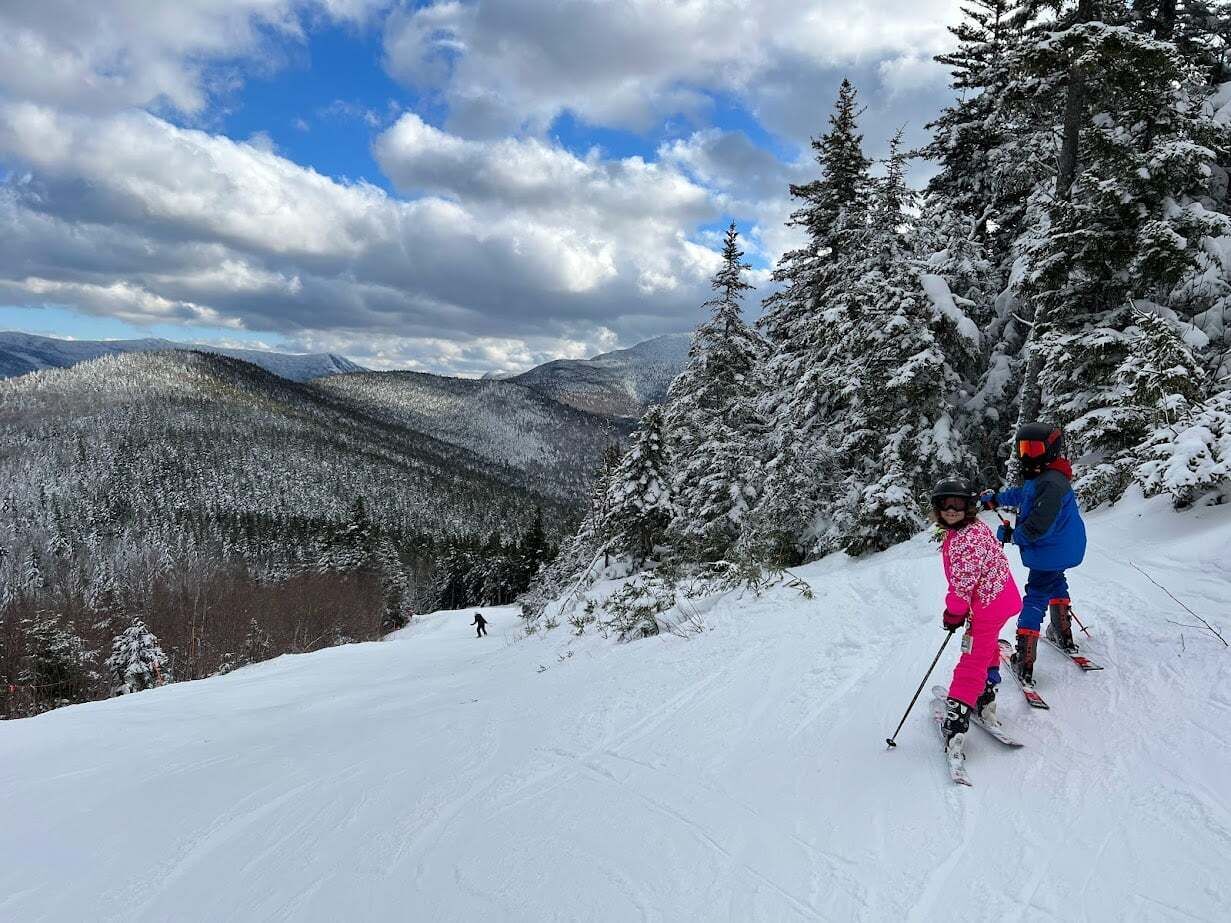Eine verschneite Berglandschaft mit Skifahrern.