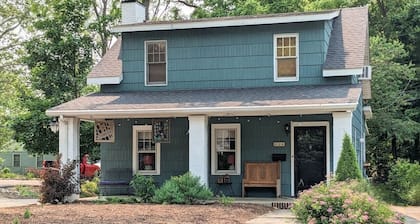 Charming 4 BR W/ Hot Tub 3 Kings Walk to Downtown