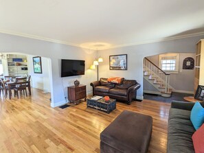 Interior - Charming 4 BR W/ Hot Tub 3 Kings Walk to Downtown (Bloomington)