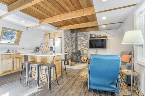 Mountain A Frame w Wood Stove Downtown