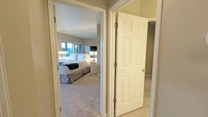 Una camera da letto con un letto, comodini e una finestra.