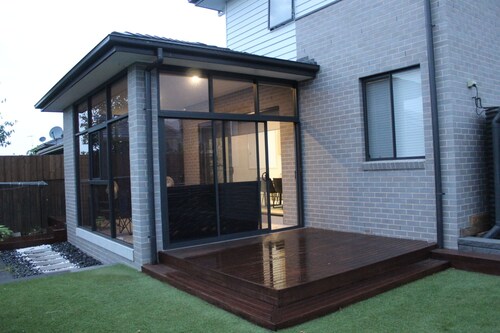 Spacious Family & Group Retreat | Sleeps 10 | 3 Baths | free parking 