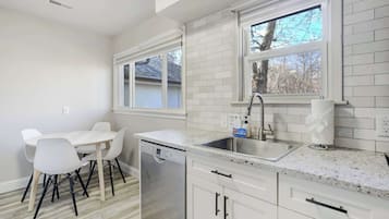 Een koelkast, een oven, een kookplaat, een vaatwasser