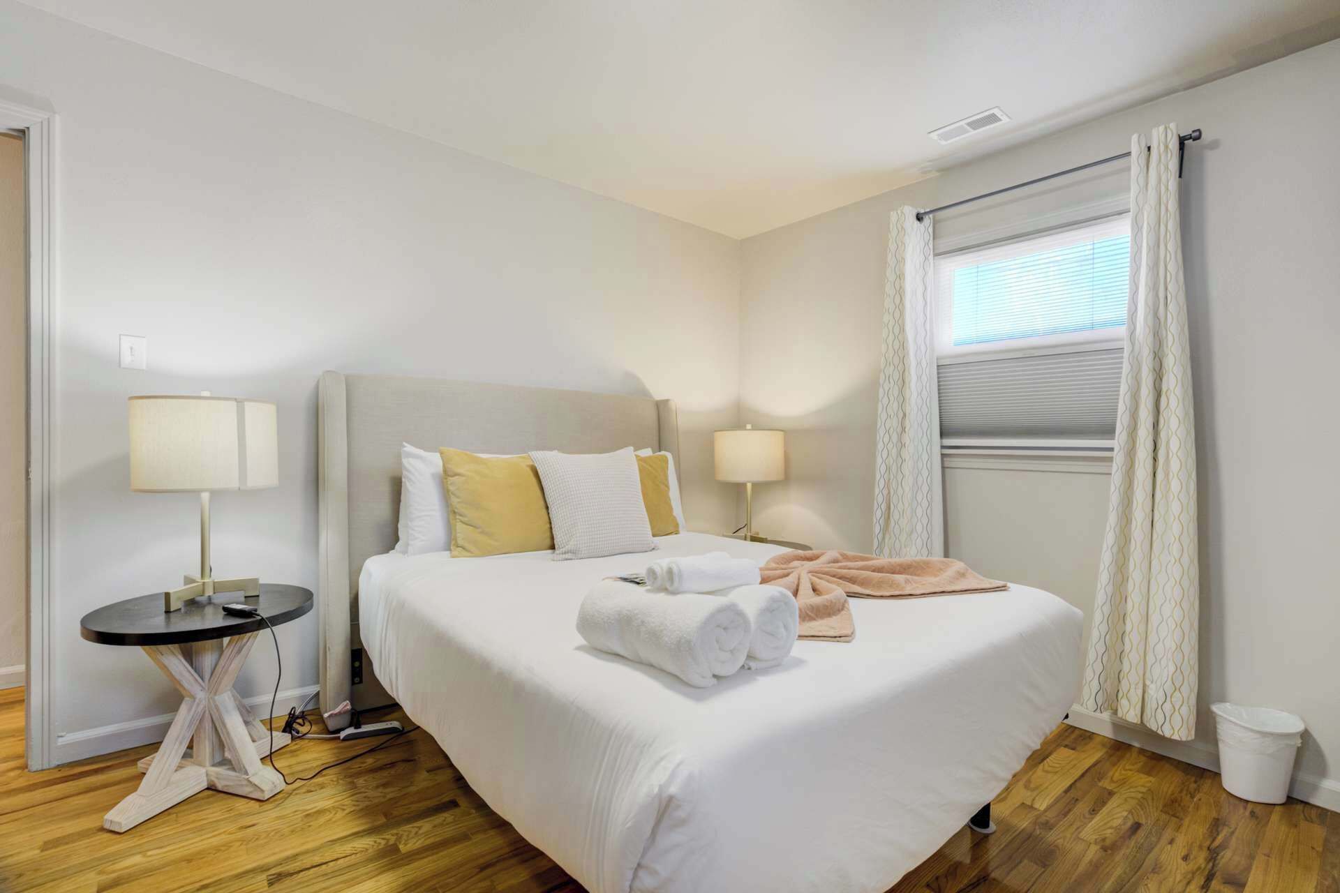 2 habitaciones, escritorio, tabla de planchar con plancha y wifi 