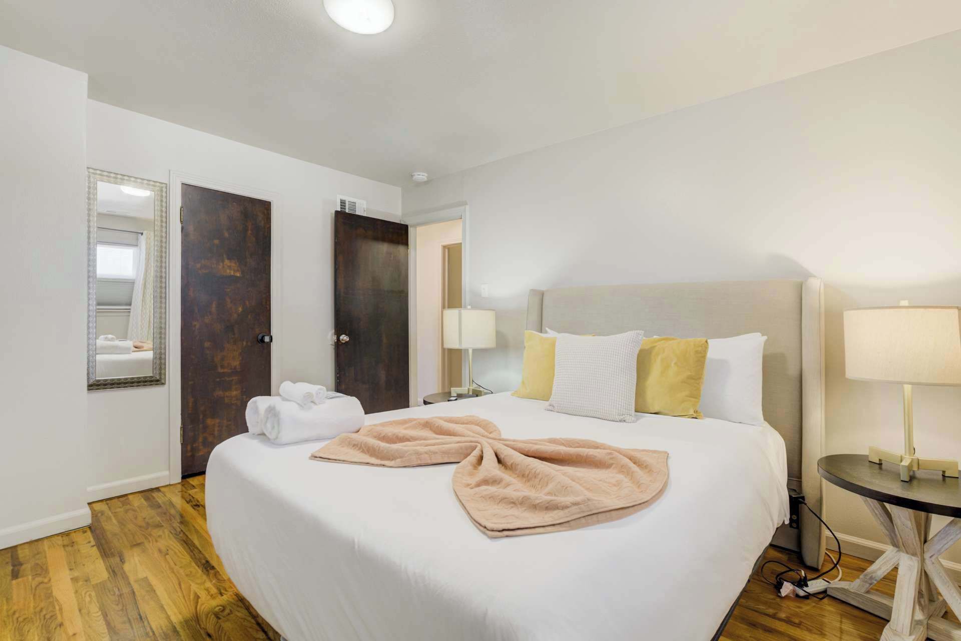 Een bureau, een strijkplank/strijkijzer, wifi, beddengoed