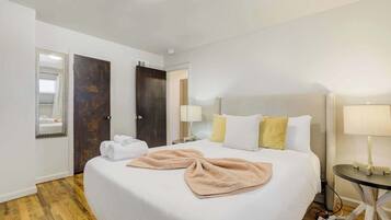 Een bureau, een strijkplank/strijkijzer, wifi, beddengoed