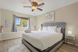 4 bedrooms, desk, iron/ironing board, WiFi - 4BR w Fireplace, Backyard, BBQ, near Peterson AFB (Colorado Springs)