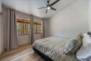 Room - Stylish Lodge, Fire Pit, Hot Tub & Forest Views (Pinetop-Lakeside)