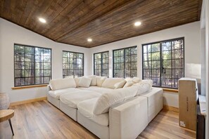 Living area - Stylish Lodge, Fire Pit, Hot Tub & Forest Views (Pinetop-Lakeside)