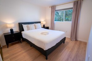 3 bedrooms, iron/ironing board, free WiFi, bed sheets - Modern 3BR - Rare AC in Seattle - Family-Friendly (Seattle)