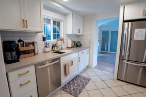 Private kitchen - Modern 3BR - Rare AC in Seattle - Family-Friendly (Seattle)