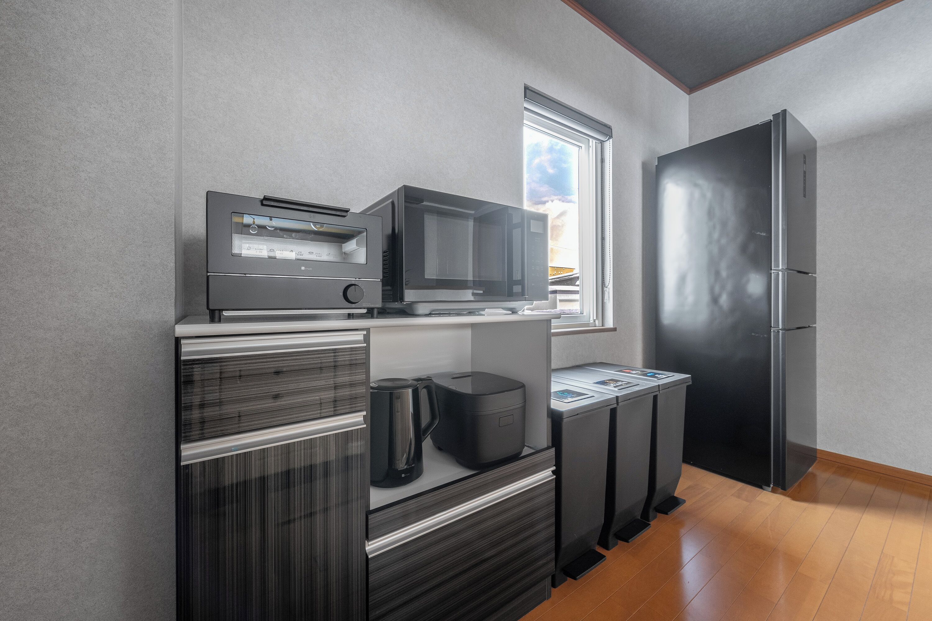 Fridge, microwave, stovetop, cookware/dishes/utensils