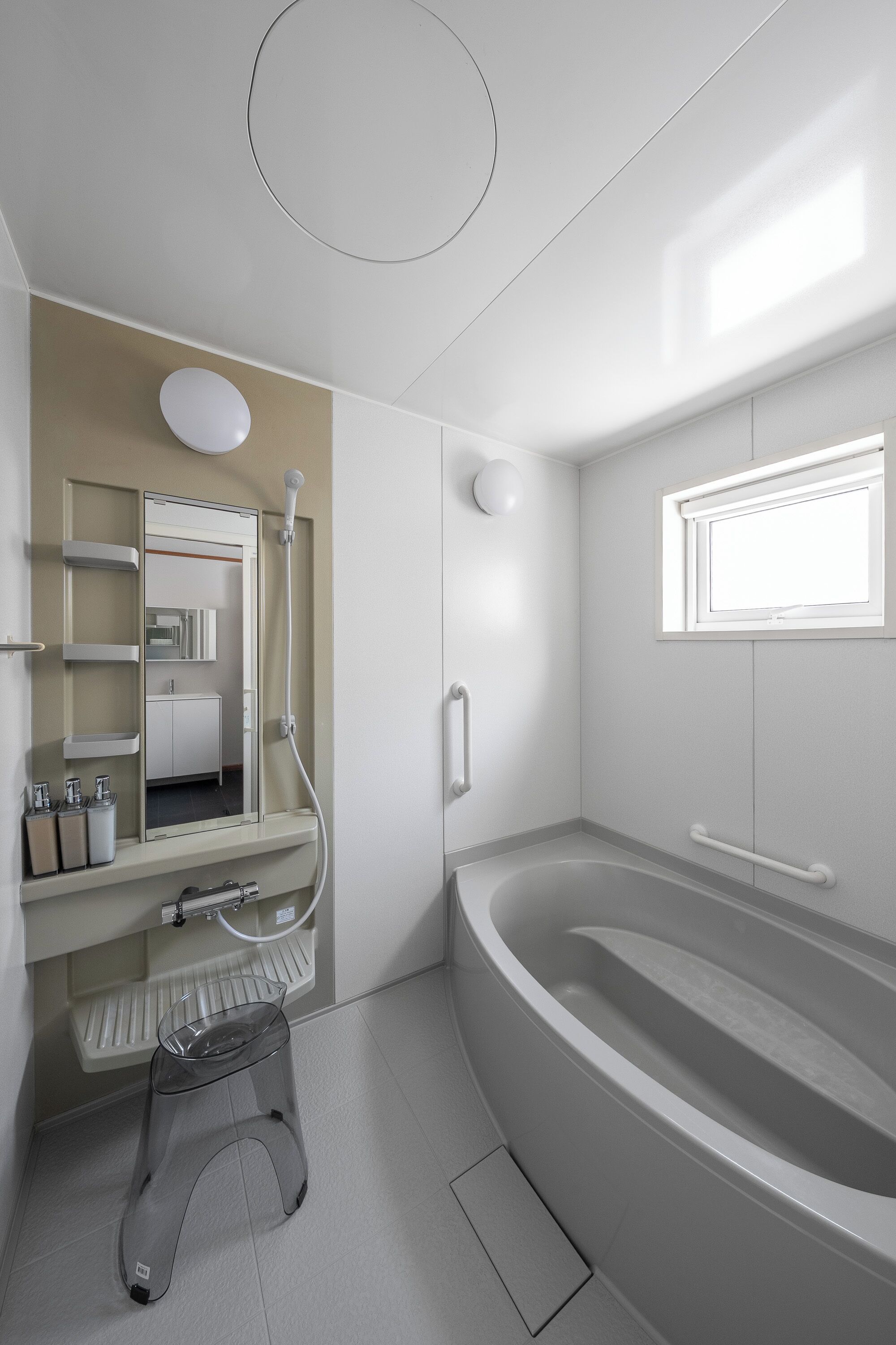 Duschwanne, kostenlose Toilettenartikel, Haartrockner, Hausschuhe