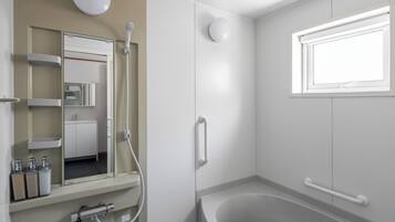 Duschwanne, kostenlose Toilettenartikel, Haartrockner, Hausschuhe