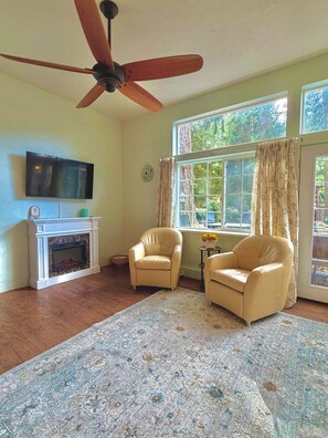 Interior - Superb 2-Bedroom cottage in enchanting Sequim (Sequim)