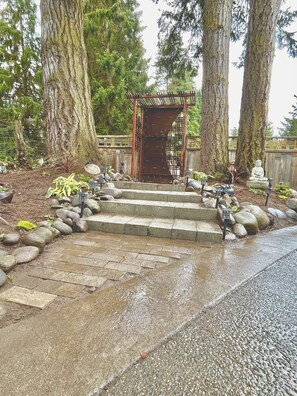 Property grounds - Superb 2-Bedroom cottage in enchanting Sequim (Sequim)