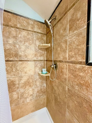 Douche, sĂšche-cheveux, serviettes fournies, savon
