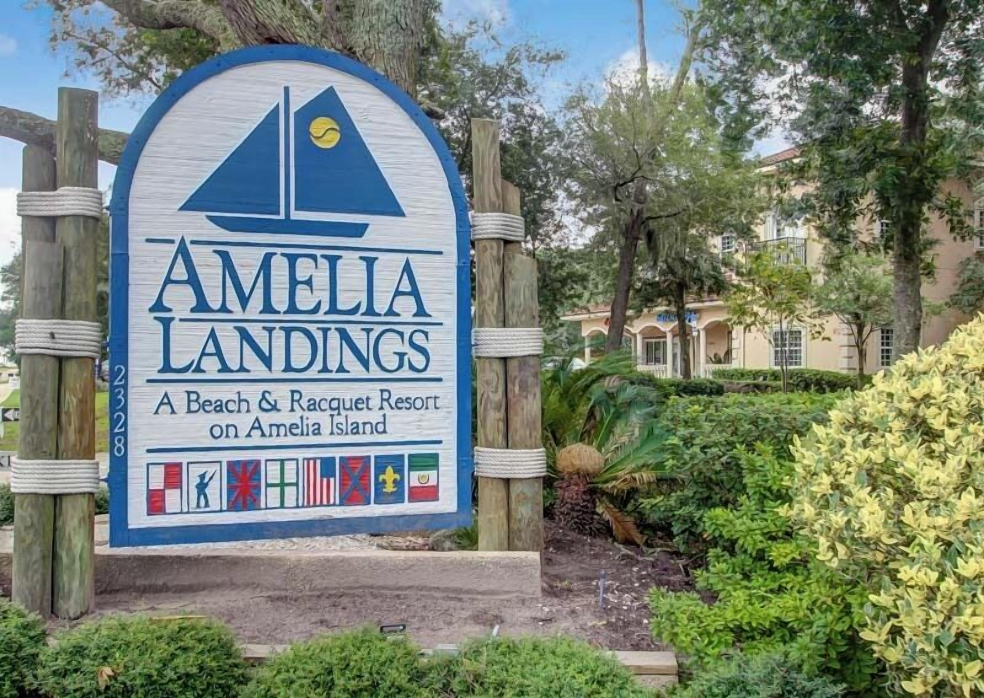 Schild für Amelia Landings, ein Strand- und Tenniscamp auf Amelia Island, mit Flaggen verschiedener Länder.