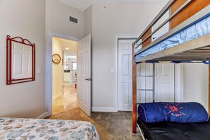 Interior - 1 Block From the Beach, Next to Ft Clinch State Park and 2 Miles From Historic Centre Street (Fernandina Beach)