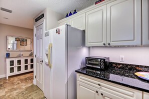 Interior - 1 Block From the Beach, Next to Ft Clinch State Park and 2 Miles From Historic Centre Street (Fernandina Beach)