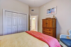 Interior - 1 Block From the Beach, Next to Ft Clinch State Park and 2 Miles From Historic Centre Street (Fernandina Beach)