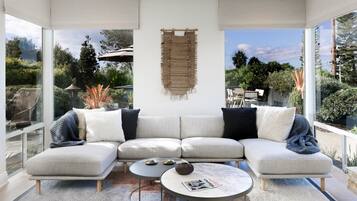 House (4 Bedrooms) | Front of property