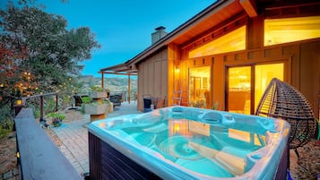 ํ์ฐ์ค (4 Bedrooms) | ํ
๋ผ์ค/ํํฐ์ค