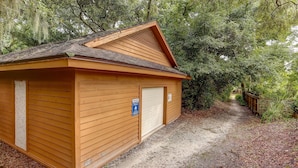 Una baita di legno con tetto spiovente, un basculante e un cartello con la scritta 'Private'.